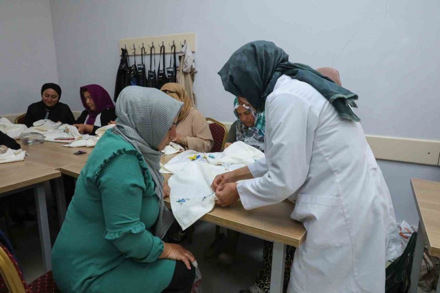 Kaymek’in Hacılar’da El Sanatları Kursu Sürüyor