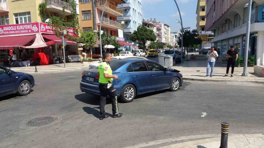 Antalya’da İki Otomobil Çarpıştı, 1 Kişi Yaralandı