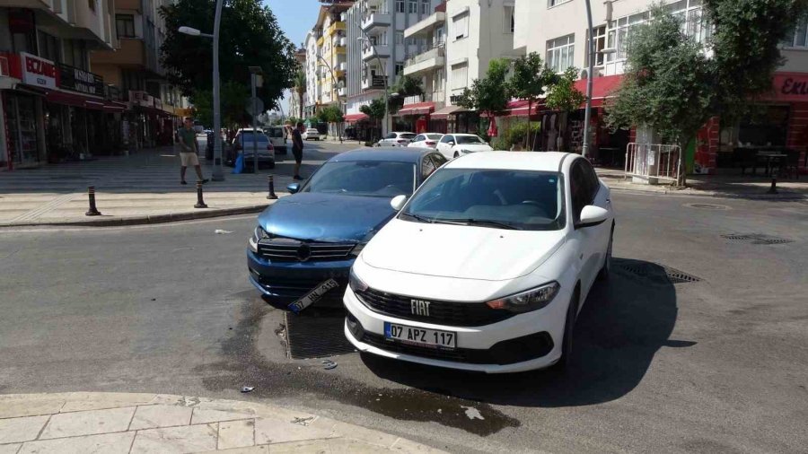 Antalya’da İki Otomobil Çarpıştı, 1 Kişi Yaralandı