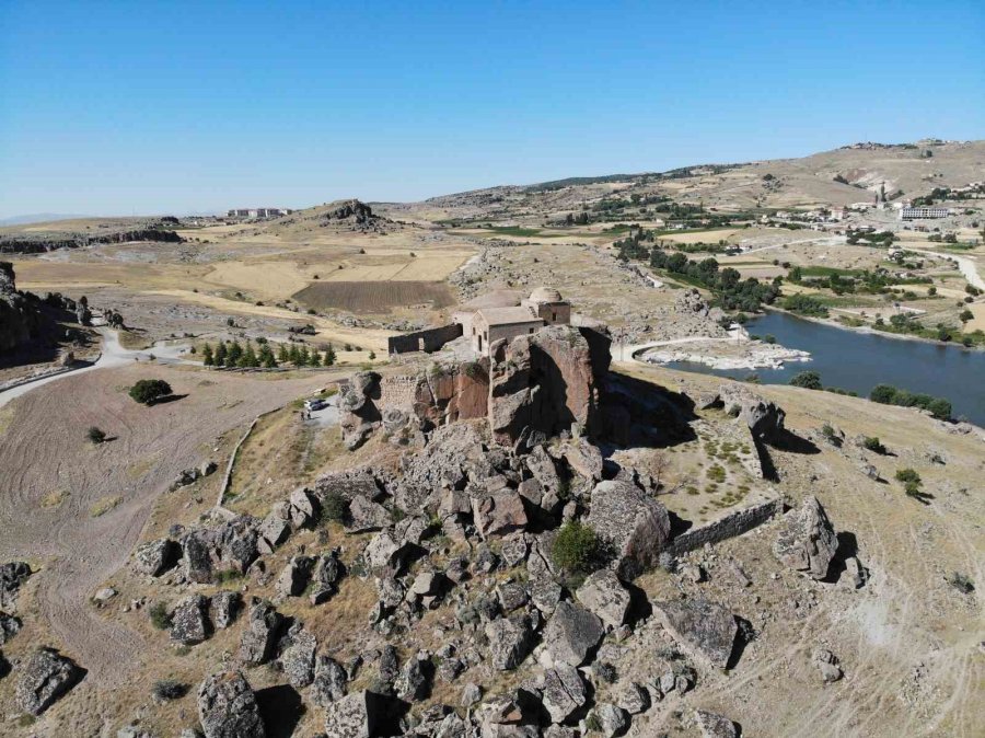 Aksaray’daki Yüksek Kilise Ziyaretçilerini Ağırlıyor