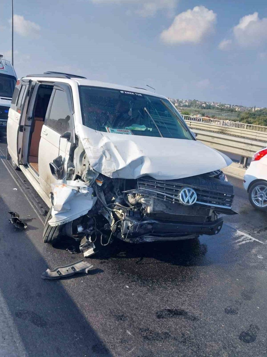 Antalya’da Köprülü Kavşakta Zincirleme Kaza: 2 Turist Yaralandı
