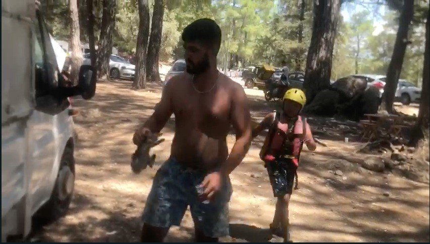 Kamyonette Sıkışan Yavru Kediyi Piknikçi Genç Kurtardı