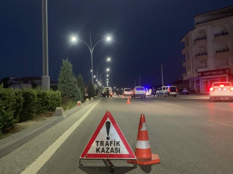 Kamyonetin Elektrikli Bisiklete Çarpma Anı Kameraya Yansıdı: 1 Yaralı