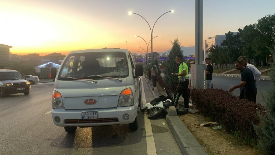 Kamyonetin Elektrikli Bisiklete Çarpma Anı Kameraya Yansıdı: 1 Yaralı