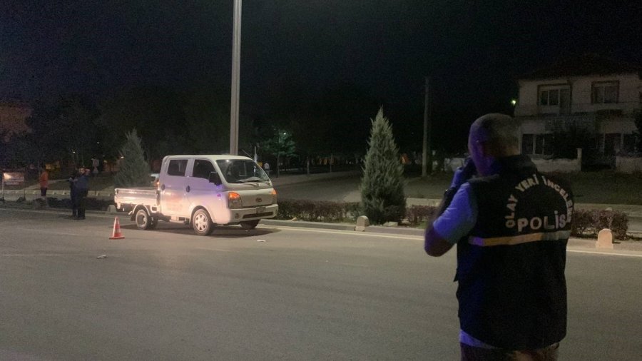 Kamyonetin Elektrikli Bisiklete Çarpma Anı Kameraya Yansıdı: 1 Yaralı