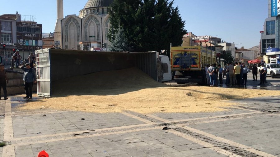 Kayseri’de Faciadan Dönüldü: Freni Paylayan Kamyon İlçe Meydanına Uçtu