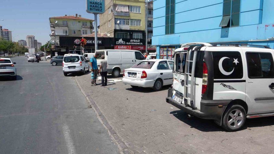 Freni Patlayan Kamyonet Önce 4 Araca, Ardından Yayaya Çarptı