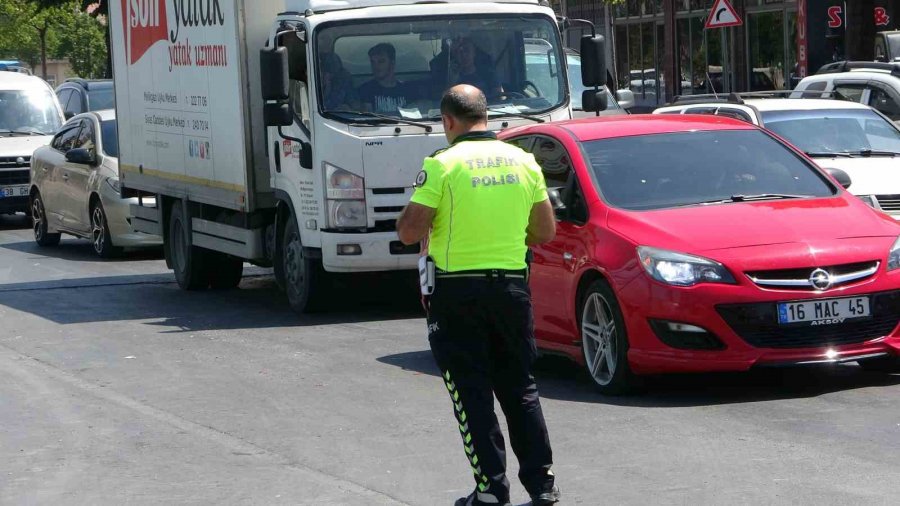 Freni Patlayan Kamyonet Önce 4 Araca, Ardından Yayaya Çarptı