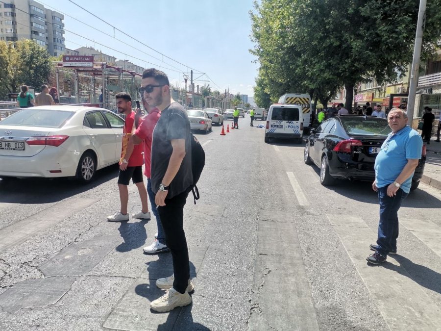 Otomobilin Çarptığı Yaşlı Adam Metrelerce Havaya Savruldu