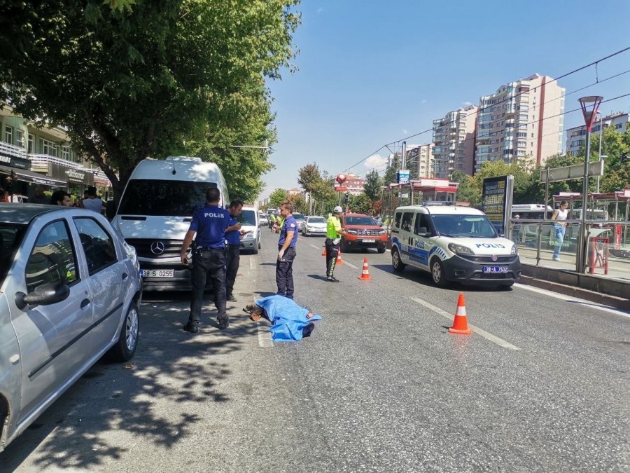 Otomobilin Çarptığı Yaşlı Adam Metrelerce Havaya Savruldu