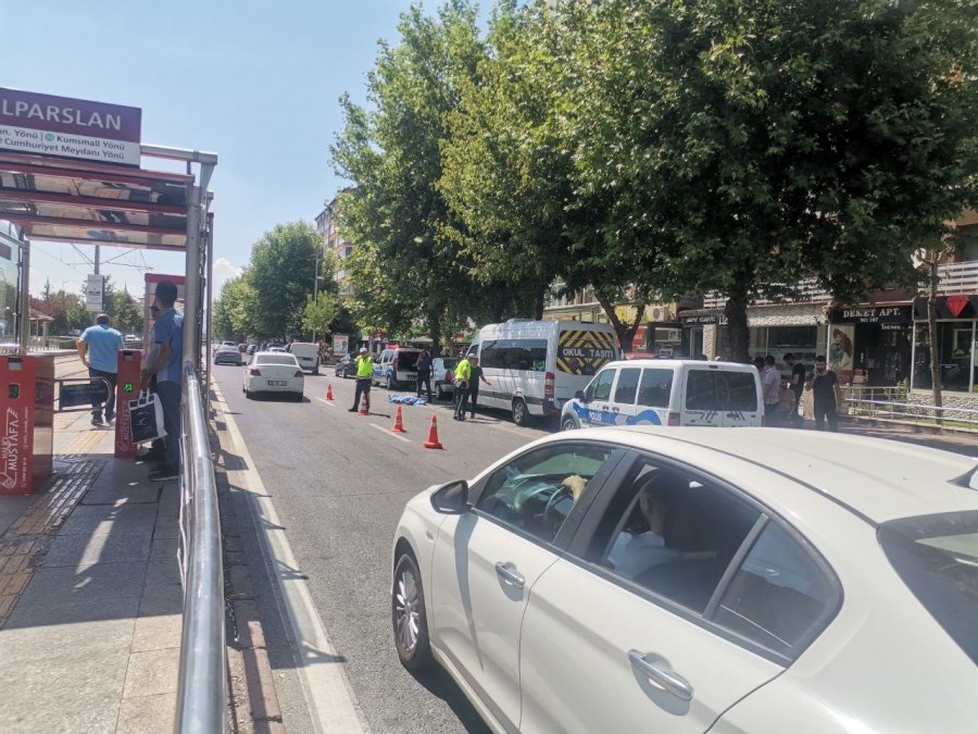 Otomobilin Çarptığı Yaşlı Adam Metrelerce Havaya Savruldu