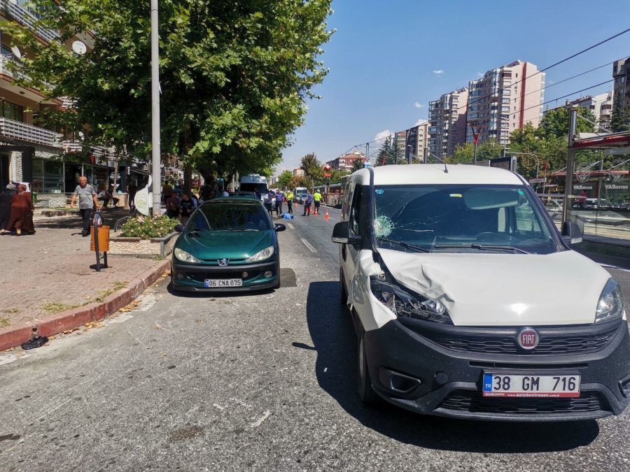 Otomobilin Çarptığı Yaşlı Adam Metrelerce Havaya Savruldu