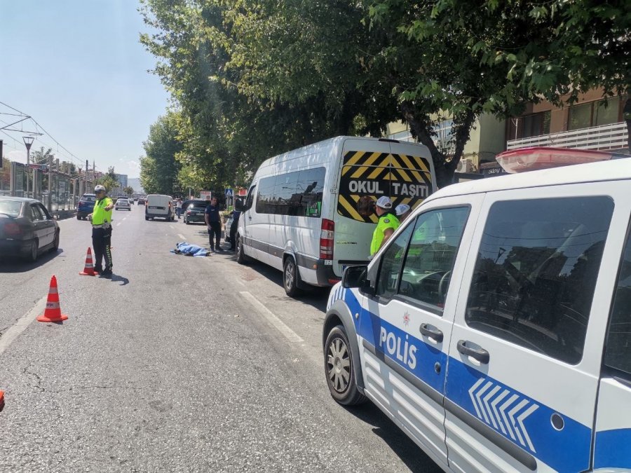 Otomobilin Çarptığı Yaşlı Adam Metrelerce Havaya Savruldu