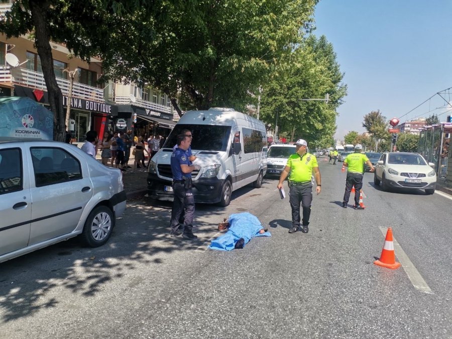 Otomobilin Çarptığı Yaşlı Adam Metrelerce Havaya Savruldu