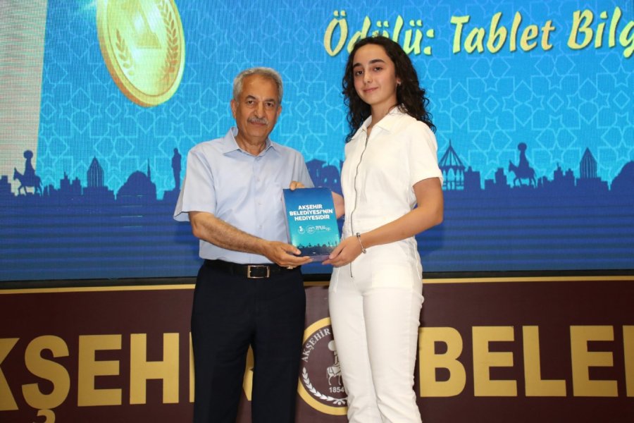 Akşehir Belediyesi Başarılı Öğrencileri Ödüllendirdi