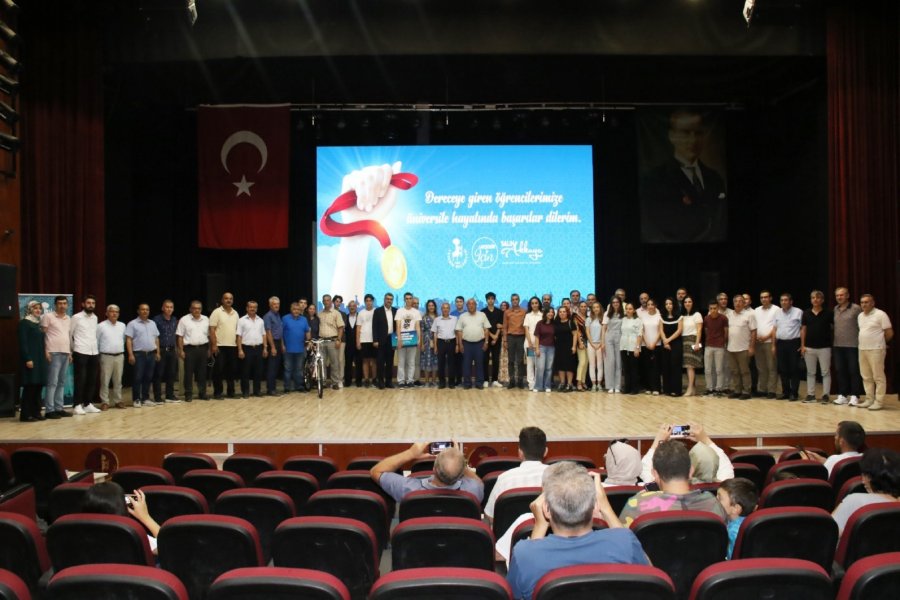Akşehir Belediyesi Başarılı Öğrencileri Ödüllendirdi