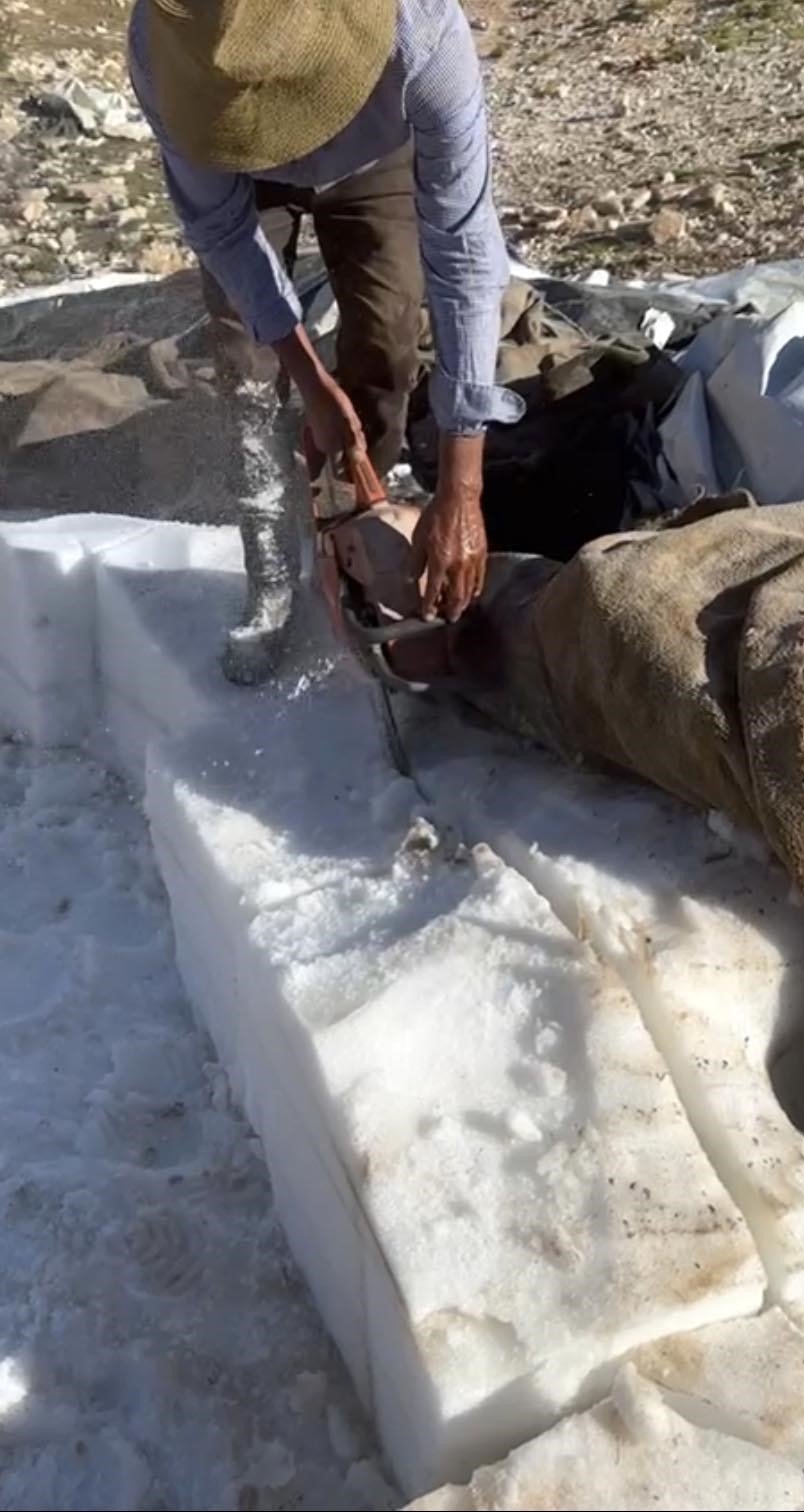 Bahar Aylarında Koruma Altına Aldıkları ’kar Dağlarını’ Ağaç Motoruyla Kesiyorlar