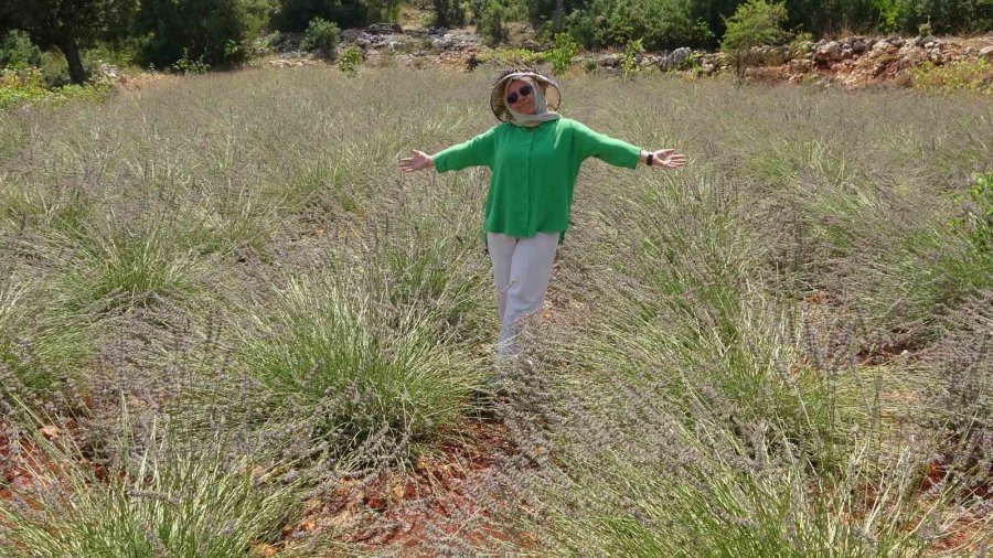 Su Kullanmadan Atıl Arazisini Gelir Kapısı Yaptı, Yetmedi Köyünü De Tanıtıyor