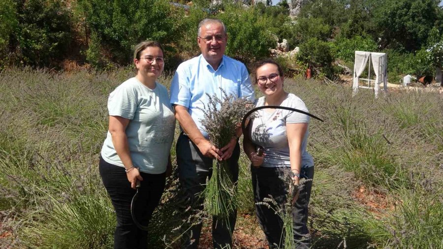 Su Kullanmadan Atıl Arazisini Gelir Kapısı Yaptı, Yetmedi Köyünü De Tanıtıyor