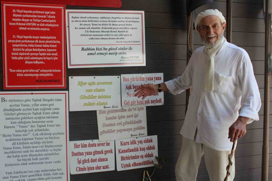 Muhtarlık Duvarına Astığı Yunus Emre’nin Sözleriyle Vatandaşların İlgisini Çekiyor