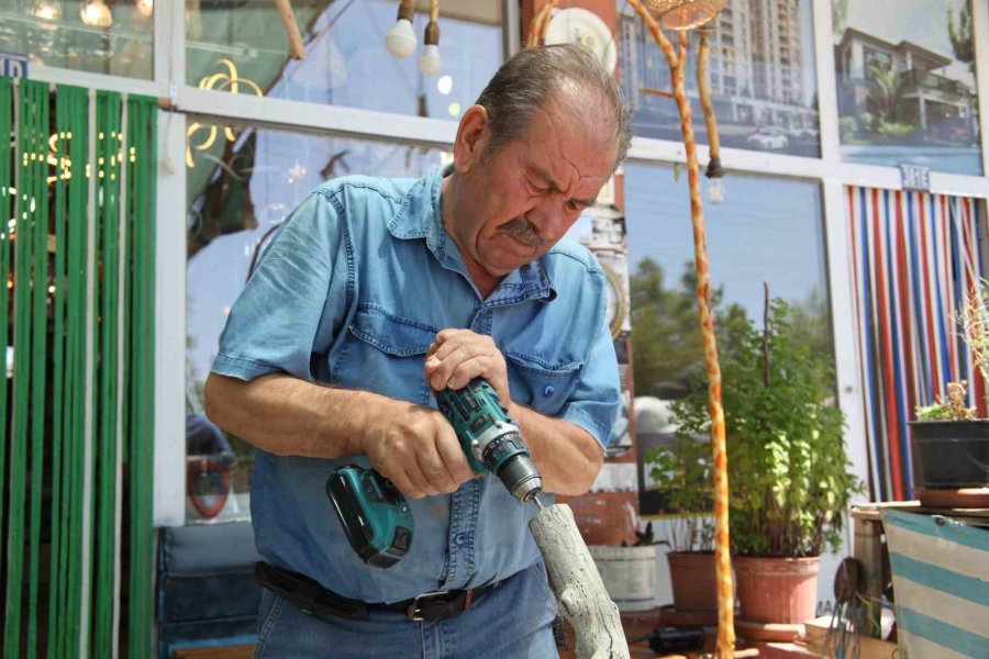 Elektrik Ustası Budadığı Elma Ağaçlarından İş Yerine Avize Yaptı