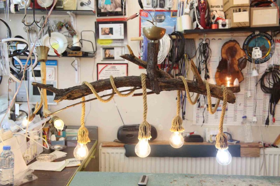 Elektrik Ustası Budadığı Elma Ağaçlarından İş Yerine Avize Yaptı