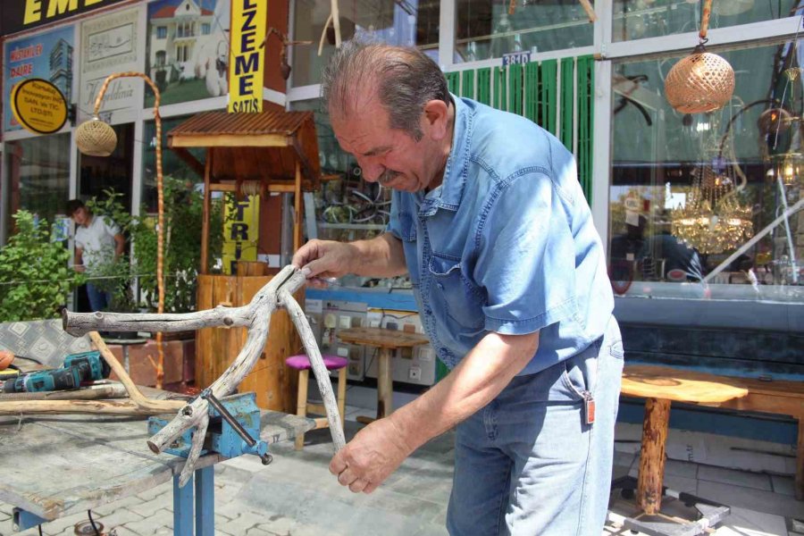 Elektrik Ustası Budadığı Elma Ağaçlarından İş Yerine Avize Yaptı