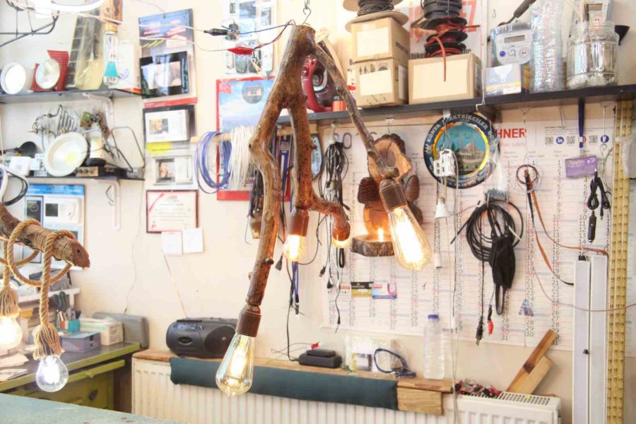 Elektrik Ustası Budadığı Elma Ağaçlarından İş Yerine Avize Yaptı