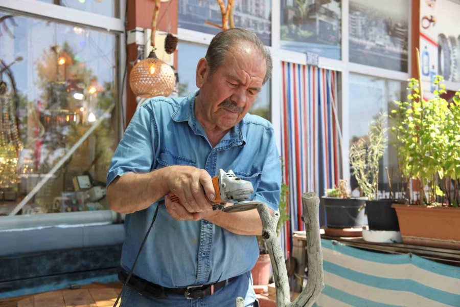 Elektrik Ustası Budadığı Elma Ağaçlarından İş Yerine Avize Yaptı