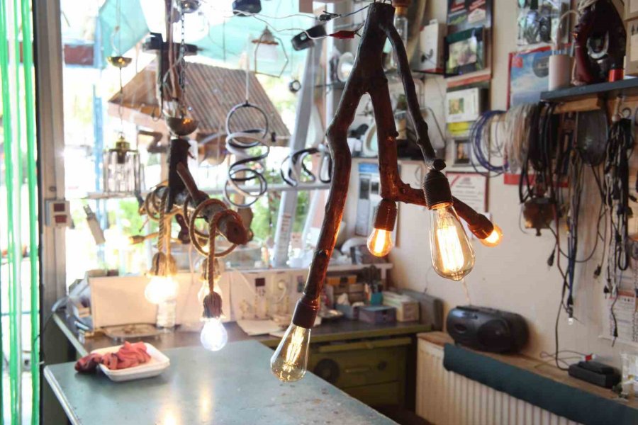 Elektrik Ustası Budadığı Elma Ağaçlarından İş Yerine Avize Yaptı