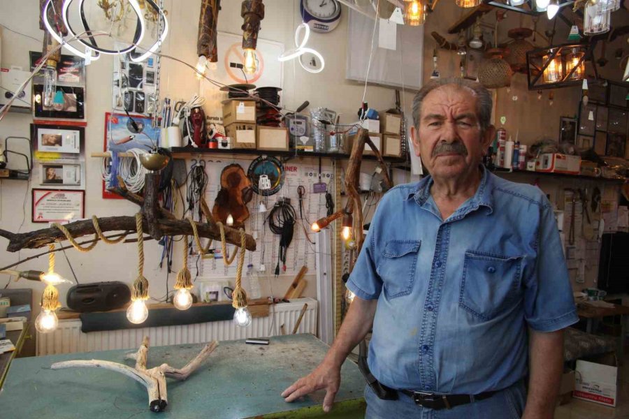 Elektrik Ustası Budadığı Elma Ağaçlarından İş Yerine Avize Yaptı