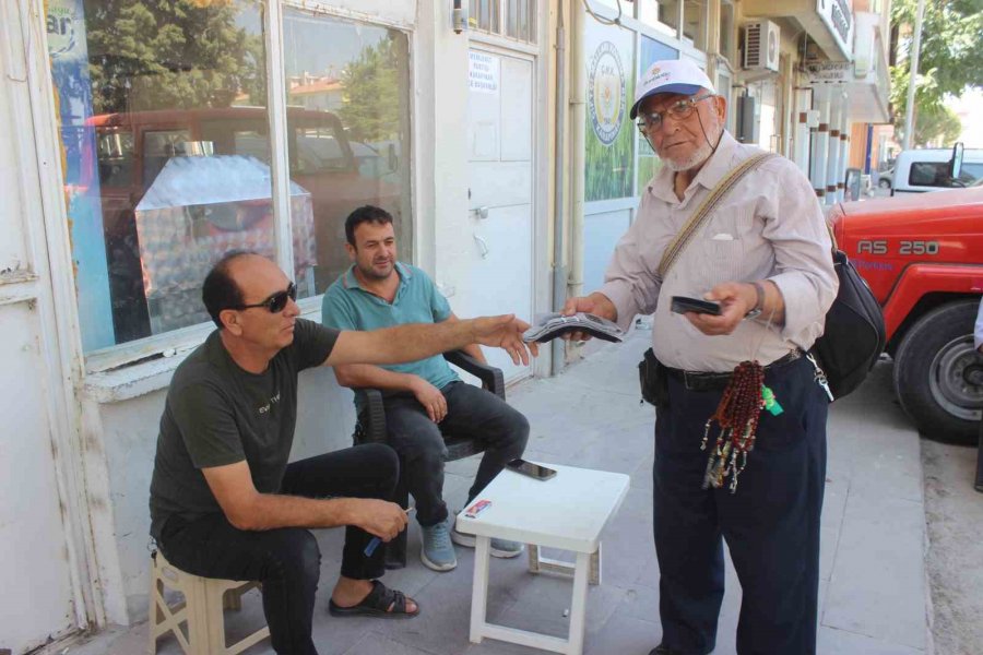 77 Yaşında Her Gün Kilometrelerce Yürüyerek Ekmeğini Kazanıyor