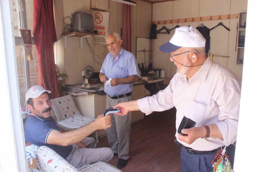 77 Yaşında Her Gün Kilometrelerce Yürüyerek Ekmeğini Kazanıyor