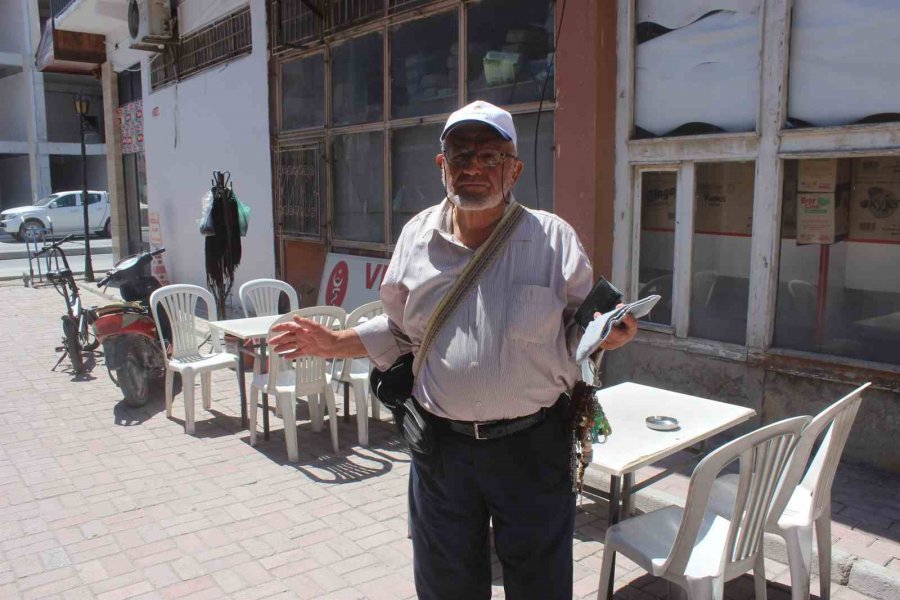 77 Yaşında Her Gün Kilometrelerce Yürüyerek Ekmeğini Kazanıyor