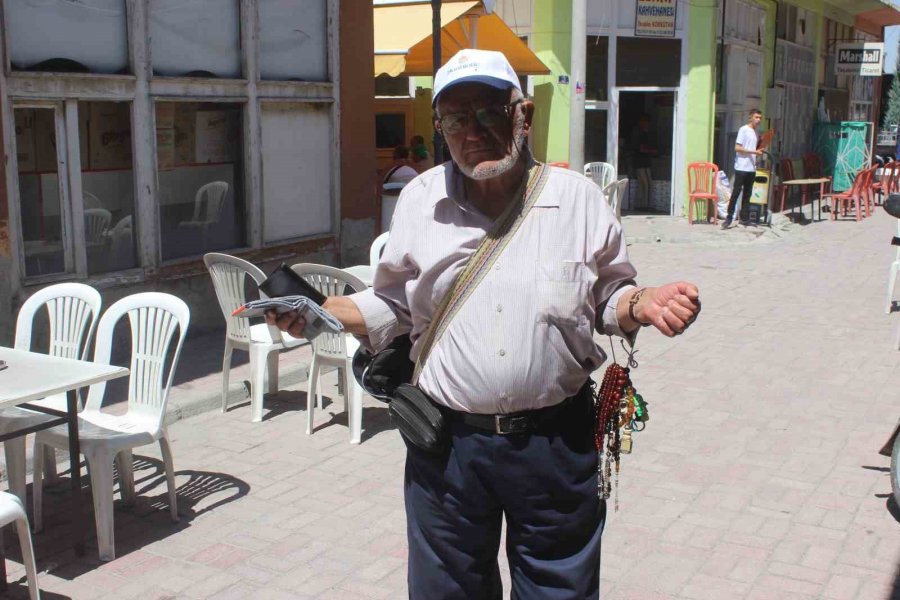 77 Yaşında Her Gün Kilometrelerce Yürüyerek Ekmeğini Kazanıyor