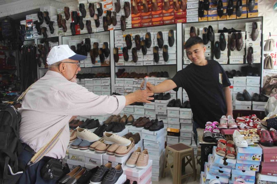 77 Yaşında Her Gün Kilometrelerce Yürüyerek Ekmeğini Kazanıyor