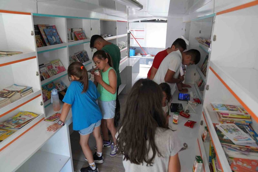 Çocuklar Gezici Kütüphane Aracını Çok Sevdi