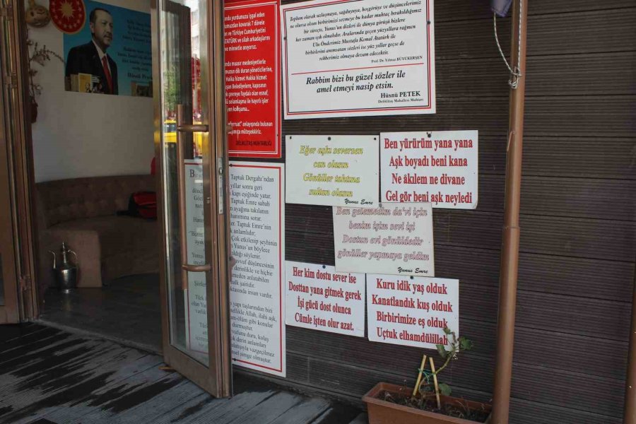 Muhtarlık Duvarına Astığı Yunus Emre’nin Sözleriyle Vatandaşların İlgisini Çekiyor