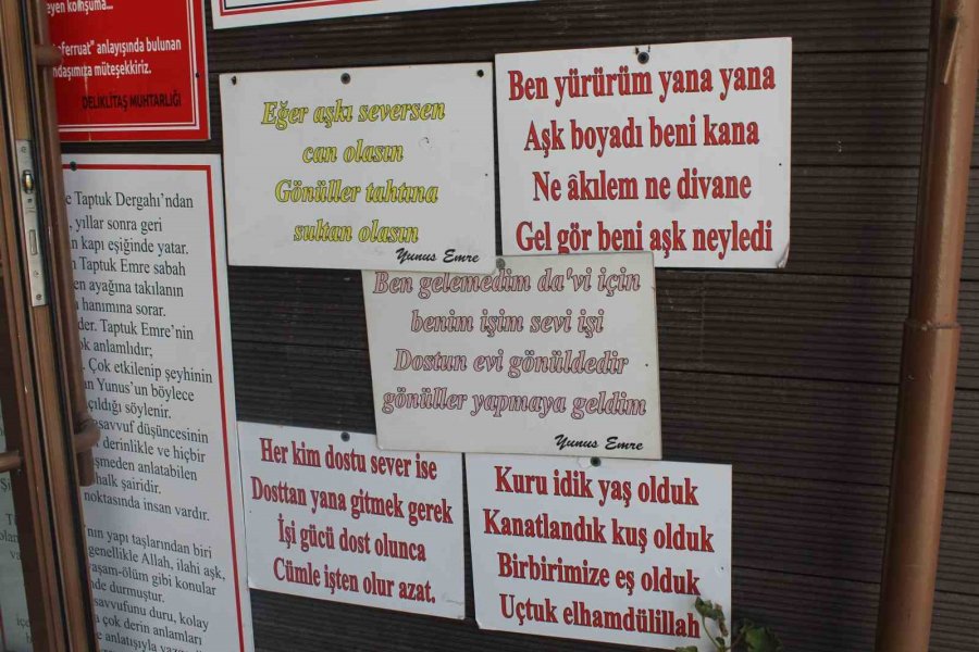 Muhtarlık Duvarına Astığı Yunus Emre’nin Sözleriyle Vatandaşların İlgisini Çekiyor