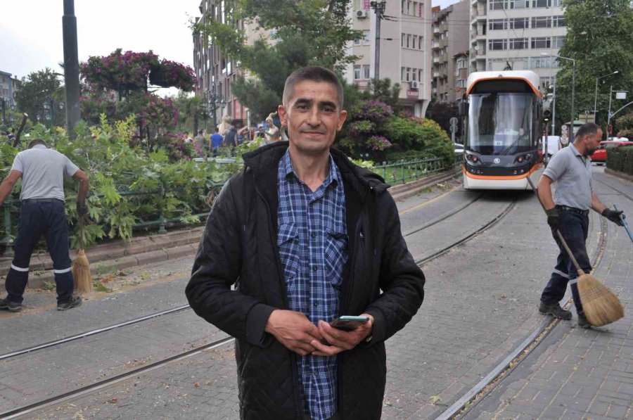 Eskişehir’de Rüzgarda Kırılan Dal Tramvay Seferlerini Aksattı