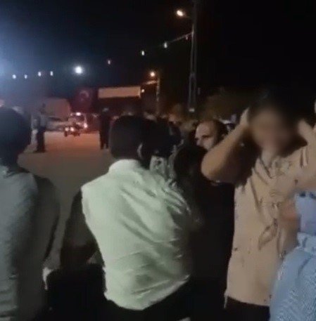 Düğündeki Kalabalığa Aldırmadan Havaya Ateş Eden Magandalar Kameraya Yansıdı