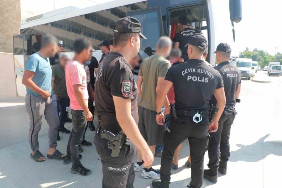 Antalya’da Firari Şahıslara Eş Zamanlı Operasyon: 35 Kişi Yakalandı