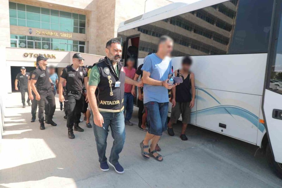 Antalya’da Firari Şahıslara Eş Zamanlı Operasyon: 35 Kişi Yakalandı