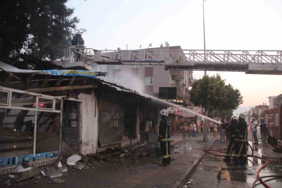 Antalya’da Çıkan Yangında İki İş Yeri Küle Döndü