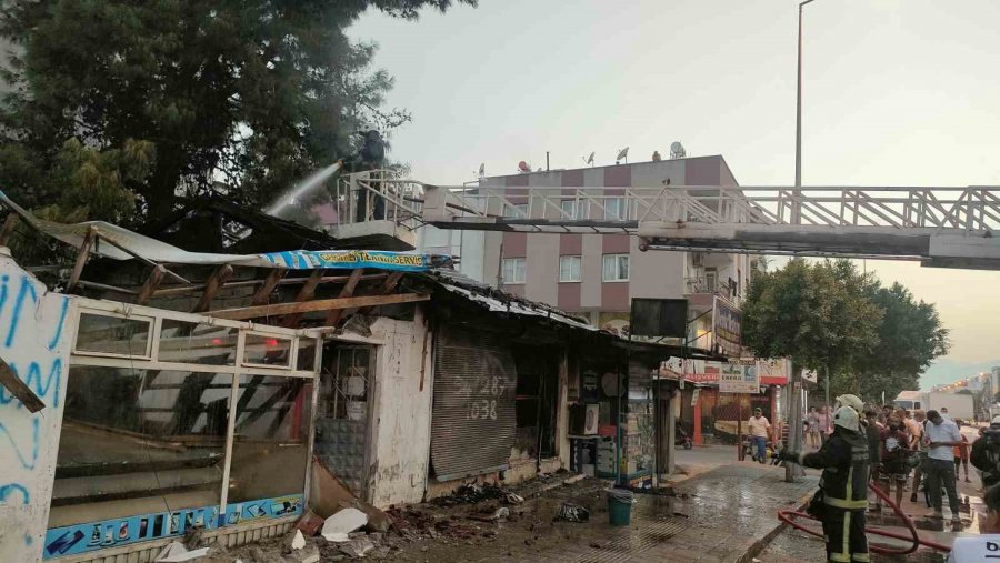 Antalya’da Çıkan Yangında İki İş Yeri Küle Döndü