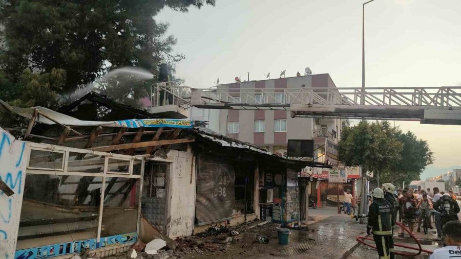 Antalya’da Çıkan Yangında İki İş Yeri Küle Döndü