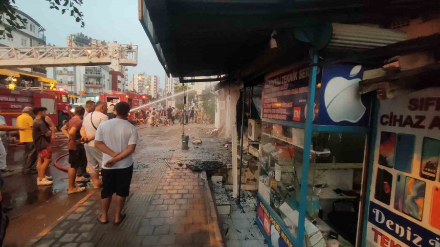 Antalya’da Çıkan Yangında İki İş Yeri Küle Döndü