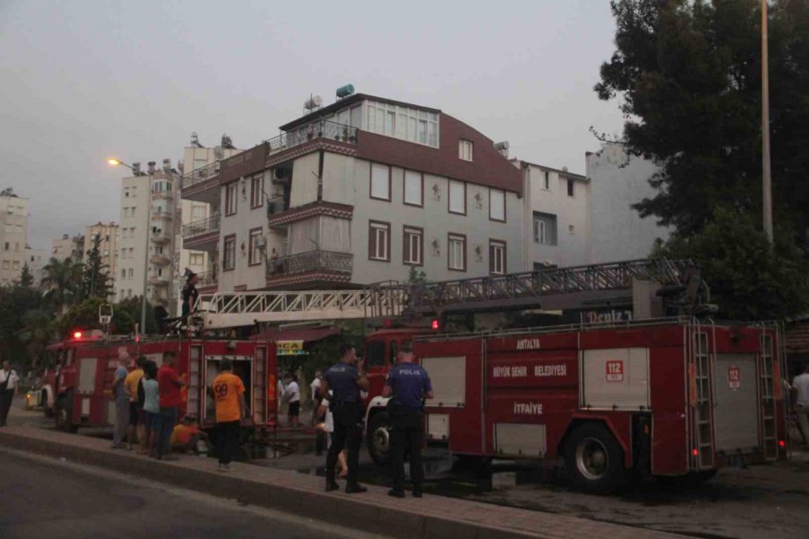 Antalya’da Çıkan Yangında İki İş Yeri Küle Döndü