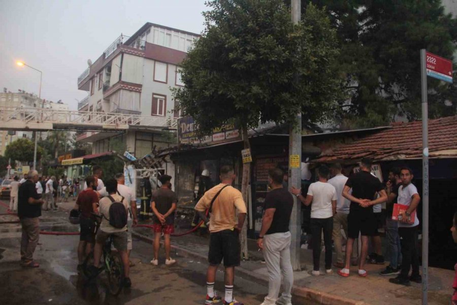 Antalya’da Çıkan Yangında İki İş Yeri Küle Döndü