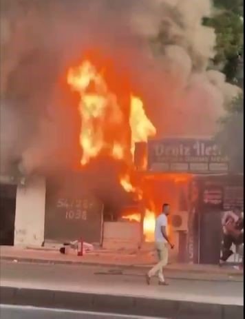 Antalya’da Çıkan Yangında İki İş Yeri Küle Döndü